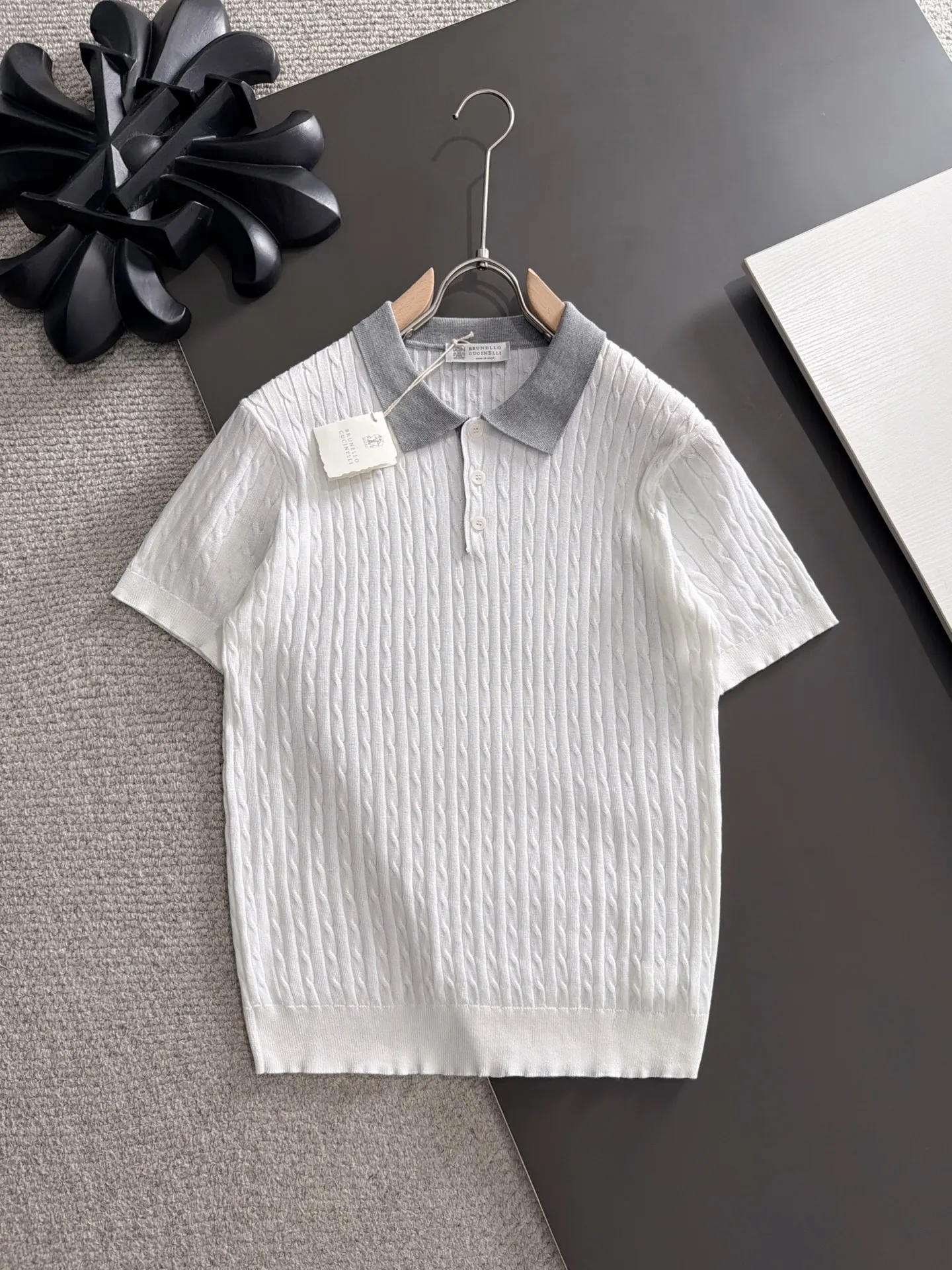 Next day shipment BC high quality-Brunello Cucineli 26ss New Arrival men's short-sleeved T-shirt. Like LP, it belongs to the same old-money style top brand. New Arrival is a top-notch brand. New Arrival Original men's casual short-sleeved. Made of combed cotton yarn knitted cotton-like fabric. Exclusive Premium custom-controlled raw materials. It feels substantial when weighed. The upper body is also more textured than ordinary T-shirts. Fashionable Versatile Hot Sale, skin-friendly and comfortable to wear, premium boutique, exquisite workmanship from Factory, great upper body, essential item for men, complete with three standards Sizes M-3XL